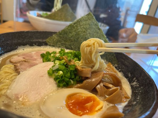 「円雀式醤油とんこつ　800円」@中華蕎麦 円雀の写真