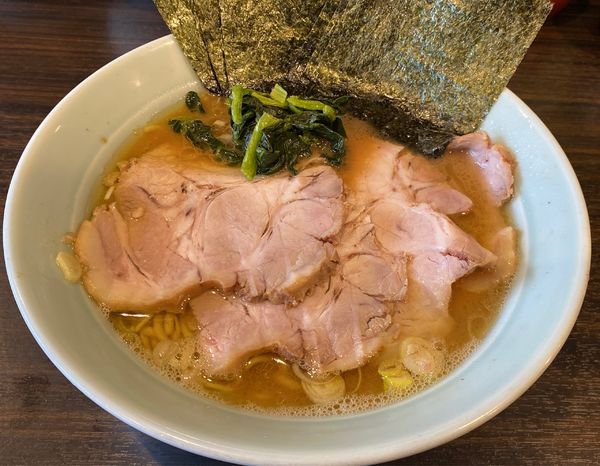 「六角家イズムライトチャーシュウ中 海苔 多」@横浜らーめん 寿三家の写真