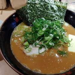 横浜家系豚骨醤油ラーメン中盛り柔め濃いめバターみそTPライス