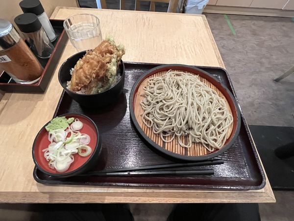 「イカ天丼セットもり500円」@立ちそば処 つぼみ家 四谷店の写真