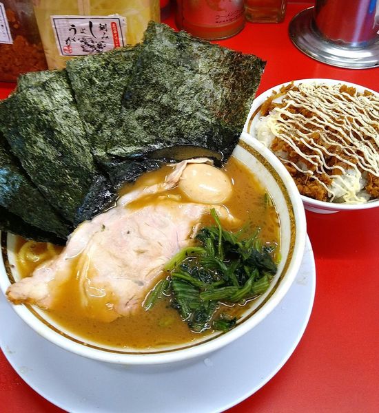 「ラーメン 750円＋味玉・海苔 各100円」@家系ラーメン王道家直伝 との丸家 船橋店の写真