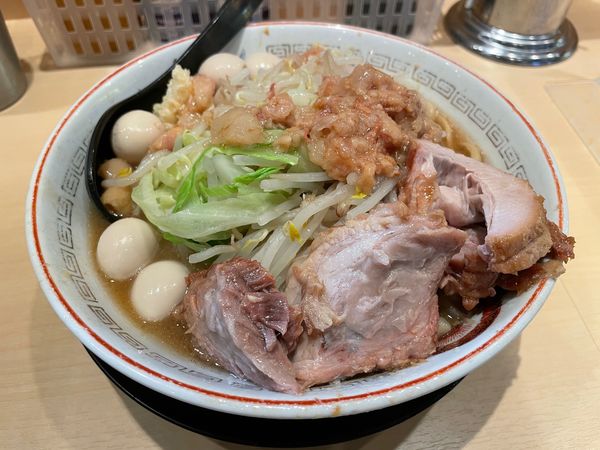 「小ラーメン うずら ニンニク アブラ」@豚山 中野店の写真
