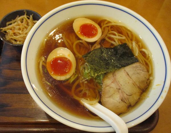 「煮玉子らあめん　800円※サービス小鉢付き」@好日の写真