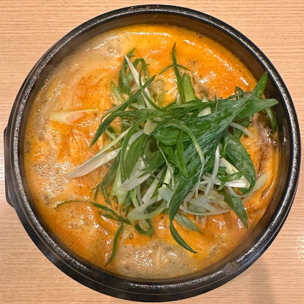 「赤ホルモンラーメン」@ホルモンらーめん 8910 白寿 赤坂店の写真