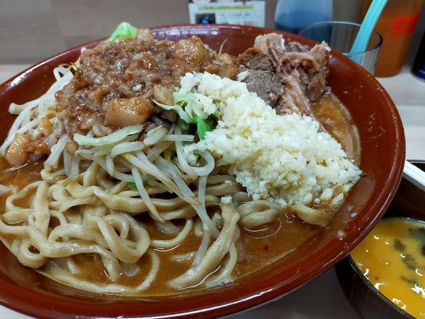 「みそ・大600・生卵（脂・にんにく）」@ラーメン荘 歴史を刻め 世田谷店の写真