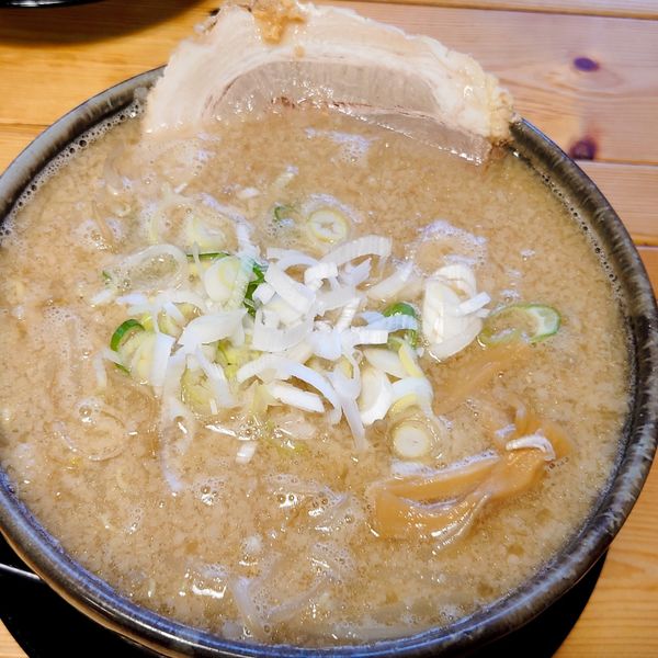 「らぁーめん（味噌）800円（記憶曖昧） 　背脂2」@チャッチャ系らーめん もん吉 伊勢崎支店の写真