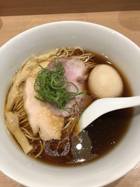 「味玉醤油そば950円」@らぁ麺 はやし田 赤羽店の写真