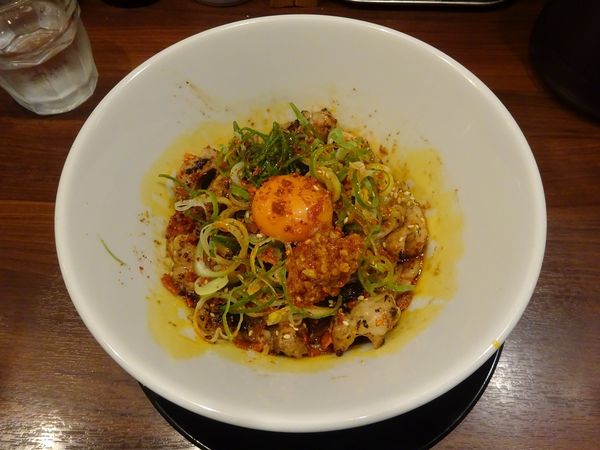 「辛牛ホルモンまぜそば」@らーめん麺閣の写真