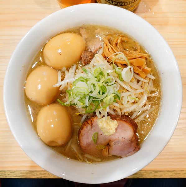 「味噌らーめん＋もやし＋煮玉子×3＋ビール（中瓶）」@三ん寅の写真