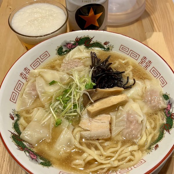 「ワンタン麺＋缶ビール」@中華そば 天辺月の写真