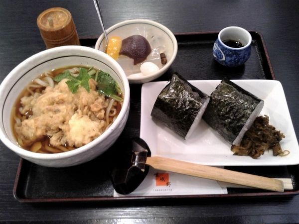 「Ａセット(かき揚げうどん+おにぎり2ヶ+あんみつ)760円」@嵯峨野の写真