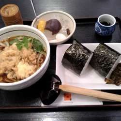 Ａセット(かき揚げうどん+おにぎり2ヶ+あんみつ)760円