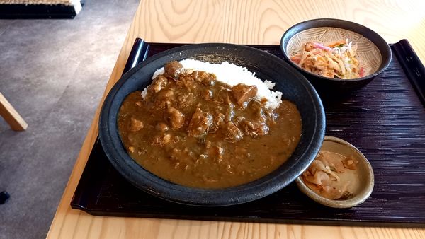 「豚のそばだし角煮カレー」@奥出雲そば処 一福 出雲縁結び空港店の写真