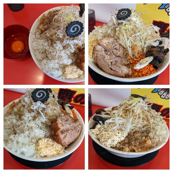 「【今月の限定】まぜそばBLACK(全マシ)＋玉ねぎ＋黒マー油」@鷹の目 獨協大学前本店の写真