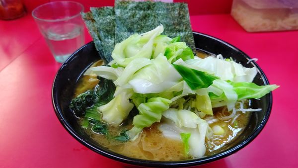 「ラーメン＋キャベツ」@ラーメン杉田家の写真