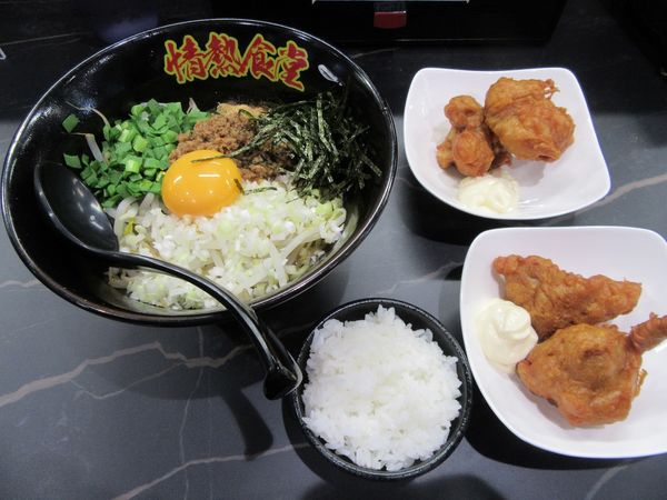 「台湾まぜそば（９９０円）＋唐揚げ２個×２（６４０円）」@情熱食堂 つくば南店の写真