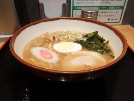 「煮干しラーメン」@名代富士そば 池袋西口店の写真