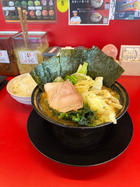 「ラーメン750円　のり　キャベツ　ライス」@王道家直伝 との丸家 八潮店の写真