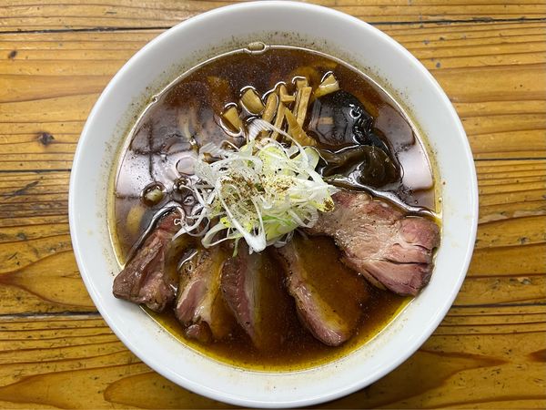「叉焼黒辛醤油そば(太麺)」@ヤマシロの写真