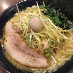 豚骨醤油ねぎらーめん　900円　並ごはん　100円