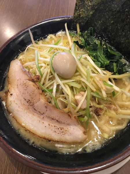 「豚骨醤油ねぎらーめん 900円 並ごはん 100円」@横濱家系ラーメン 暁家の写真