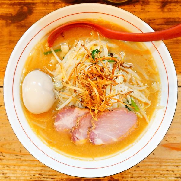 「味噌らーめん＋味玉＋チャーシュー1枚＋ビンビール」@東京味噌らーめん 鶉の写真