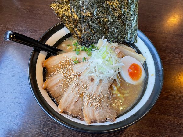 「特製醤油チャーシュー、海苔トッピング」@麺や 鶏恵 ときわ店の写真