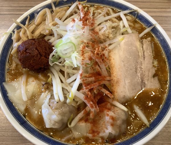 「辛味噌ラーメン　大盛　＋　辛玉　＋　雲呑」@くじら食堂 nonowa東小金井店の写真