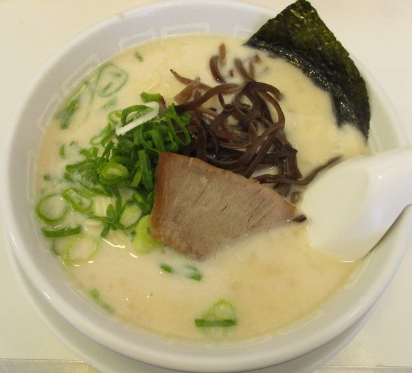 「ラーメン（麺ヤワ）600円」@博多天神 新宿東口駅前店の写真
