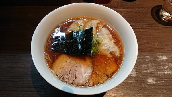 「醤油ワンタン麺」@支那そばや 本店の写真