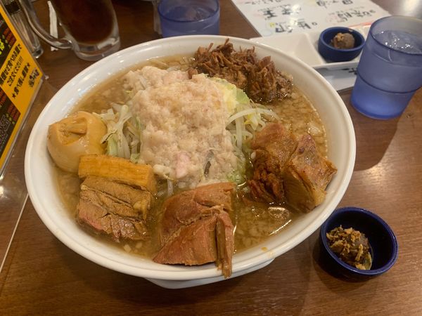 「ザ☆豚玉＋黒マー油＋肉増し」@ガツ盛リラーメン みちる屋 松戸店の写真