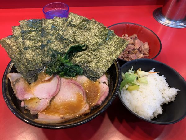 「チャーシューメン＋ライス＋のり＋チャーシューまぶし」@家系総本山 ラーメン吉村家の写真
