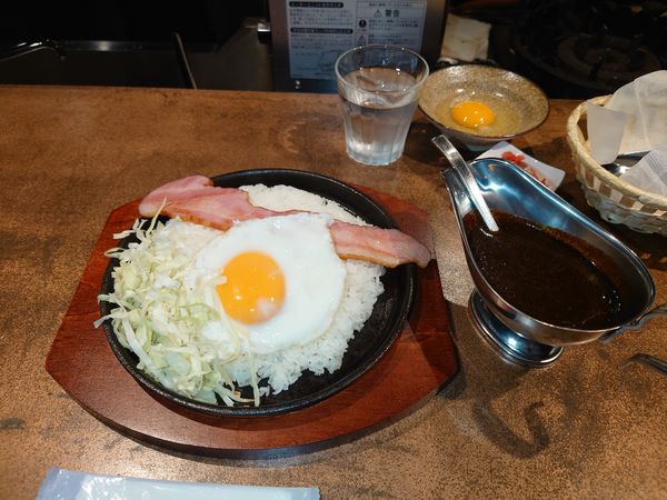 「ベーコンエッグカレー」@やまとブラックカレーの写真