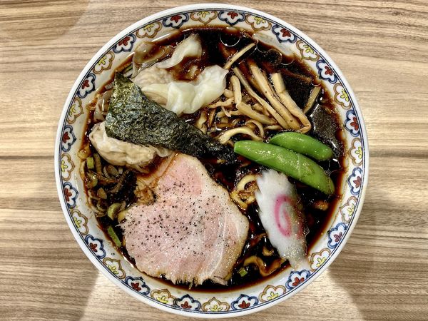 「ブラックワンタンメン 大盛 ＋ 生卵」@くじら食堂 nonowa東小金井店の写真