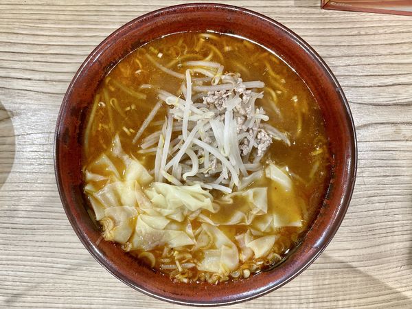 「サッポロ赤星２本＋賄焼豚皿＋メンマ皿→味噌ワンタンメン」@らーめん 高尾の写真