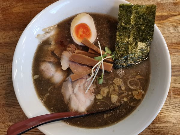 「煮干し醤油らーめん+追い煮干し」@らーめん一芯の写真