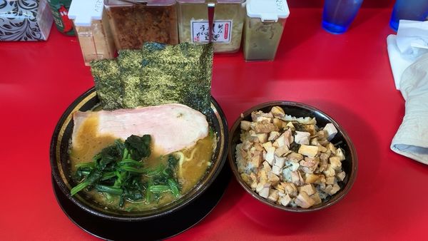 「ラーメン750＋チャーシューまぶし大盛り無料200」@家系ラーメン王道家直伝 との丸家 松飛台店の写真