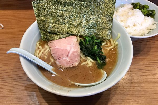 「朝ラーメン 500円＋無料ライス」@横浜家系ラーメン 武蔵家 秋津店の写真