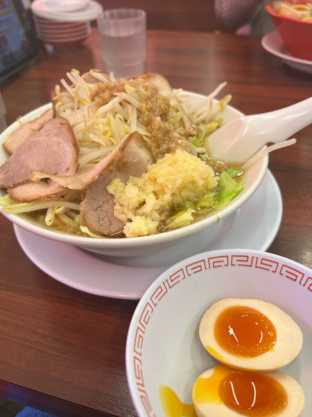 「にんにく背脂醤油ラーメン　935円」@ラーメン 魁力屋 東久留米店の写真