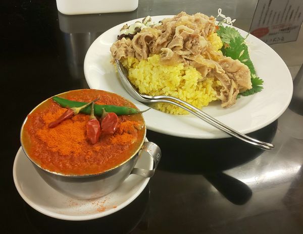「激辛 鶏のチリチリ赤カレー（山盛）+ガリ豚シングル」@カレーは飲み物。秋葉原店の写真