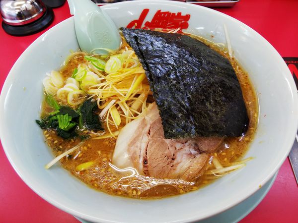 「味噌ラーメン　＋白髪ネギ盛り（サービス券）」@山岡家 松本店の写真