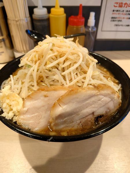 「大ラーメン豚マシ　野菜　ニンニク」@鷹の目 蒲田店の写真
