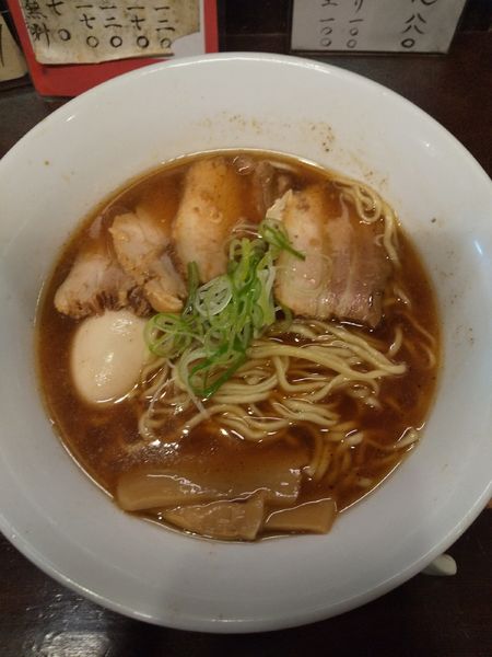 「魚介黒醤油らーめん（全部のせ）」@ラーメン専門店 なるとやの写真