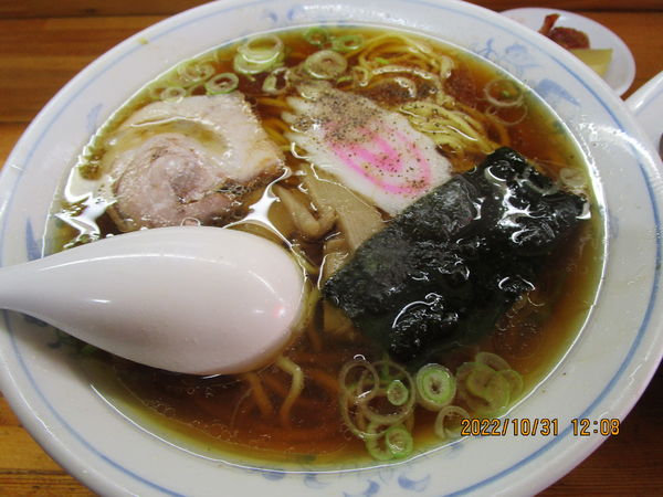 「ラーメン（と半炒飯set） 950円」@中華料理 新華の写真