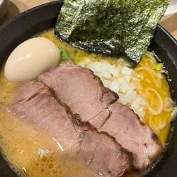 豚骨醤油玉子ラーメン