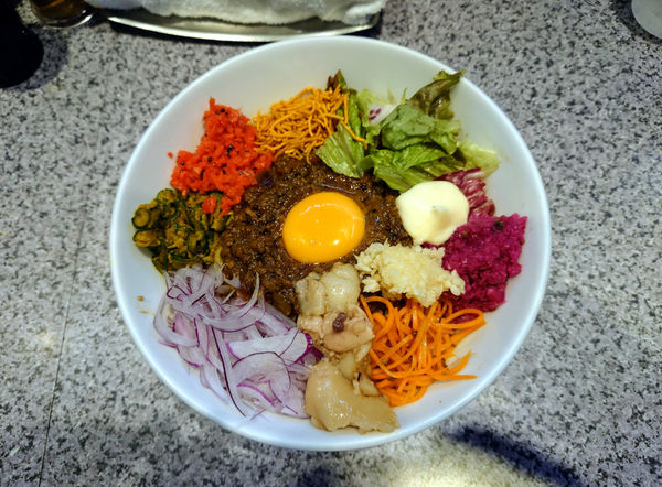 「他のラーメン屋じゃ絶対に出せないスパイスカレーまぜそば」@ラーメン宮郎の写真