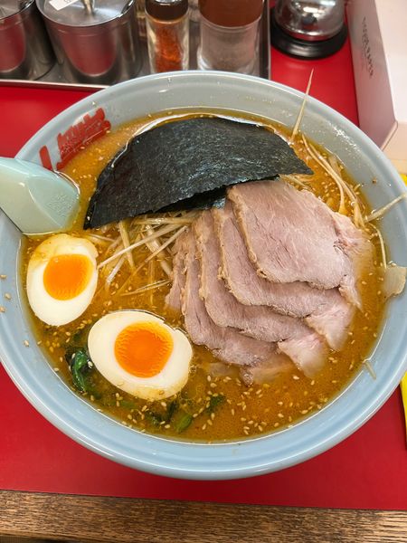 「特製味噌ネギチャーシュー大盛(1360円)+味玉(JAF会員)」@ラーメン山岡家 大泉店の写真