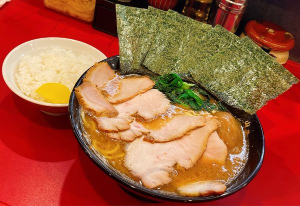 「チャーシューメン中盛「麺硬め｣＋味玉＋ライス小」@杉田家 千葉駅前店の写真