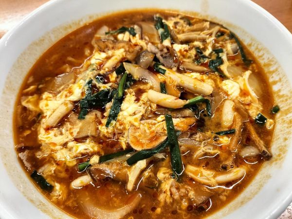 「酸辣きのこ湯麺￥６７０」@熱烈中華食堂 日高屋 柏東口中央町店の写真