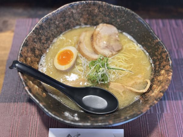 「鶏白湯塩らーめん並 盛り850円(税込)＋サービス半味玉」@我羅奢の写真